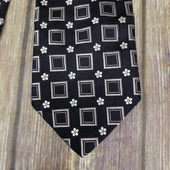 XMI 100% Silk Made in USA Geometric Daisy Print Black Neck Tie - Picture 2 of 4